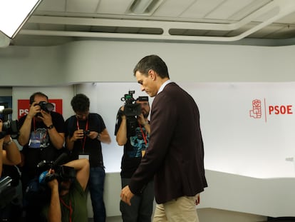 Pedro Sánchez, abandona la rueda de prensa en la que ha anunciado su dimisión, tras la votación del Comité Ejecutivo Federal del PSOE, el 1 de octubre de 2016.