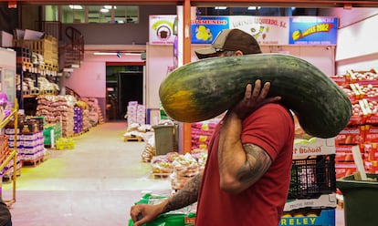 Las frutas y hortalizas feas son las últimas en venderse. Pero, también encuentran su destino: en pequeños negocios de barrio –que buscan precios más bajos–, o en la industria  –donde se usan para mermeladas, zumos y otros productos. 