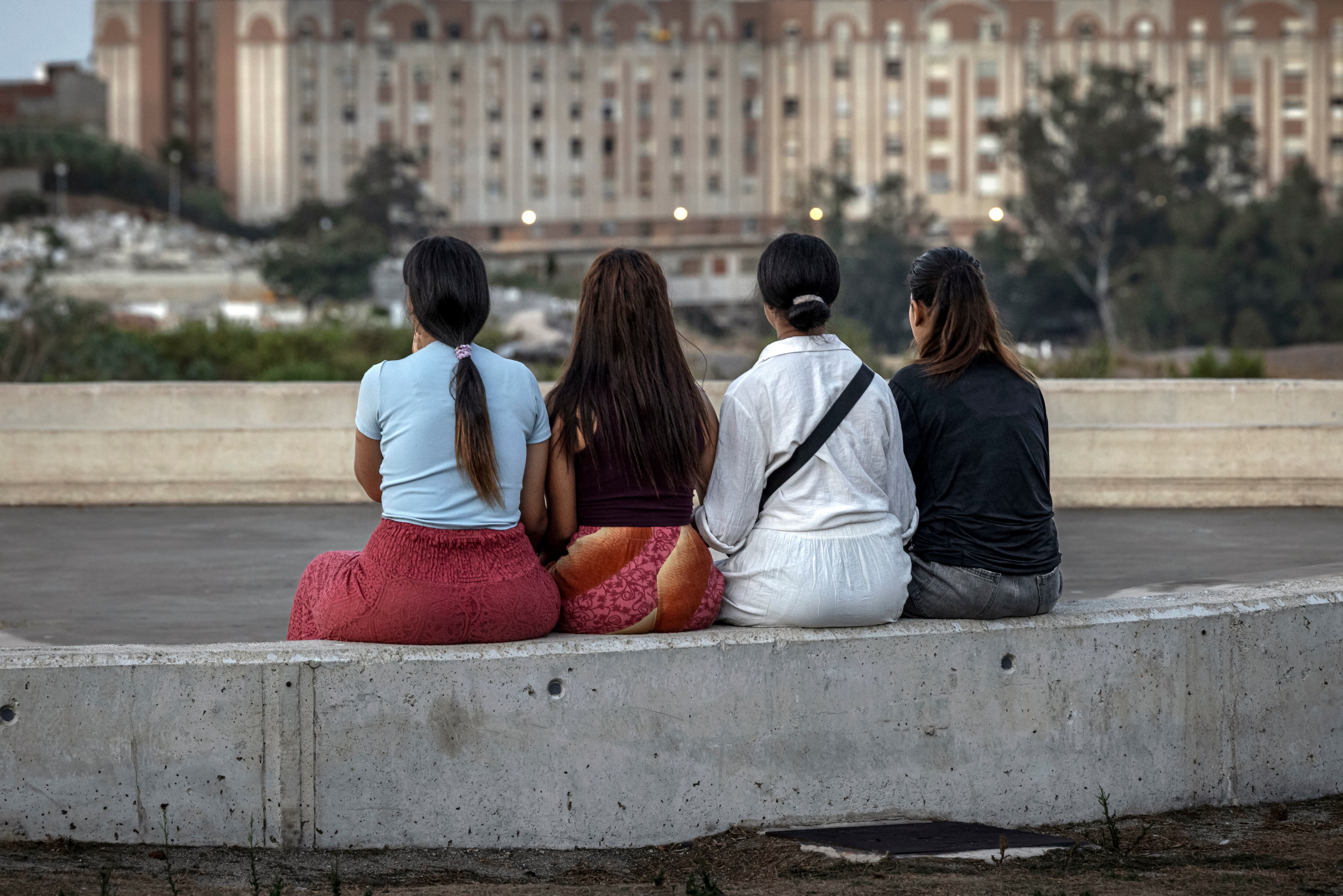 Cuatro de las menores migrantes denunciantes, retratadas en la barriada de El Príncipe.