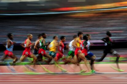 Los atletas compiten en la carrea de 1.500 metros masculinos.