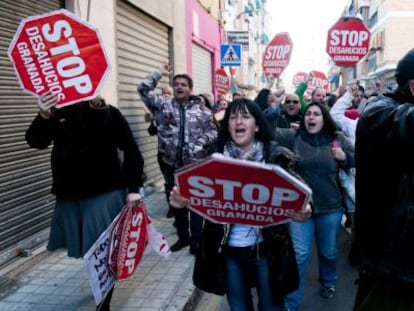 Miembros de Stop Desahucios evitan un desahucio en Granada.