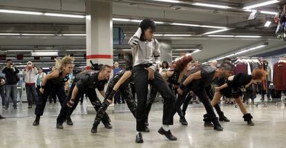Los bailarines de 'Forever King of Pop', en la estación de metro de Sol.