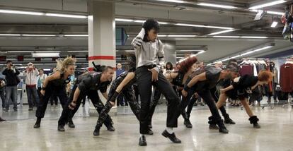 Los bailarines de &#039;Forever King of Pop&#039;, en la estaci&oacute;n de metro de Sol. 