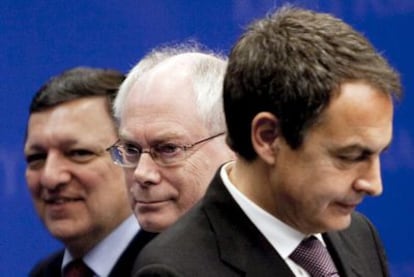 Barroso, Rompuy y Zapatero, de izquierda a derecha, en la rueda de prensa conjunta, ayer en Bruselas.