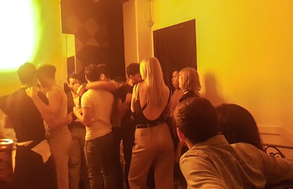 Personas bailan en una discoteca clandestina de la capital mexicana.