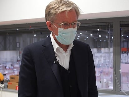 El jefe de Expertos Covid-19 de la Organización Mundial de la Salud (OMS), Bruce Aylward, durante una visita al hospital provisional de Ifema.