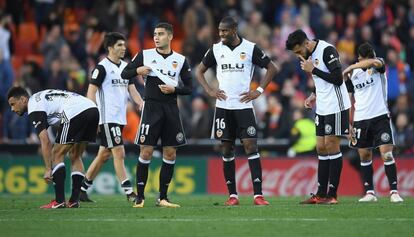 Los jugadores del Valencia muestran sus descontento tras perder ante el Real Madrid 4 -1 en Mestalla.