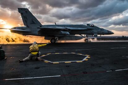 Un caza F/A-18E Super Hornet es lanzado para despegar del portaviones USS Ronald Reagan en el Pacífico.