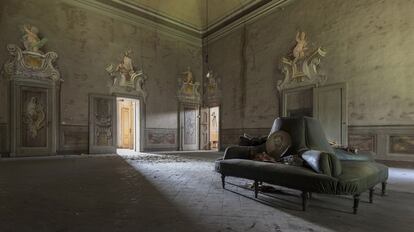 Salón de una villa a las afueras de Milán, en Lombardía. El coste de la conservación y reparación es demasiado elevado para sus propietarios.