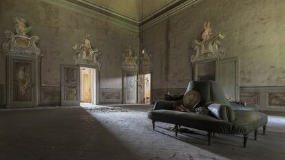 Salón de una villa a las afueras de Milán, en Lombardía. El coste de la conservación y reparación es demasiado elevado para sus propietarios. 
