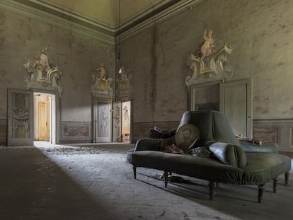 Salón de una villa a las afueras de Milán, en Lombardía. El coste de la conservación y reparación es demasiado elevado para sus propietarios. 
