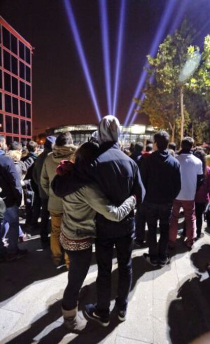 Familiares y amigos durante la vigilia frente al Madrid Arena.