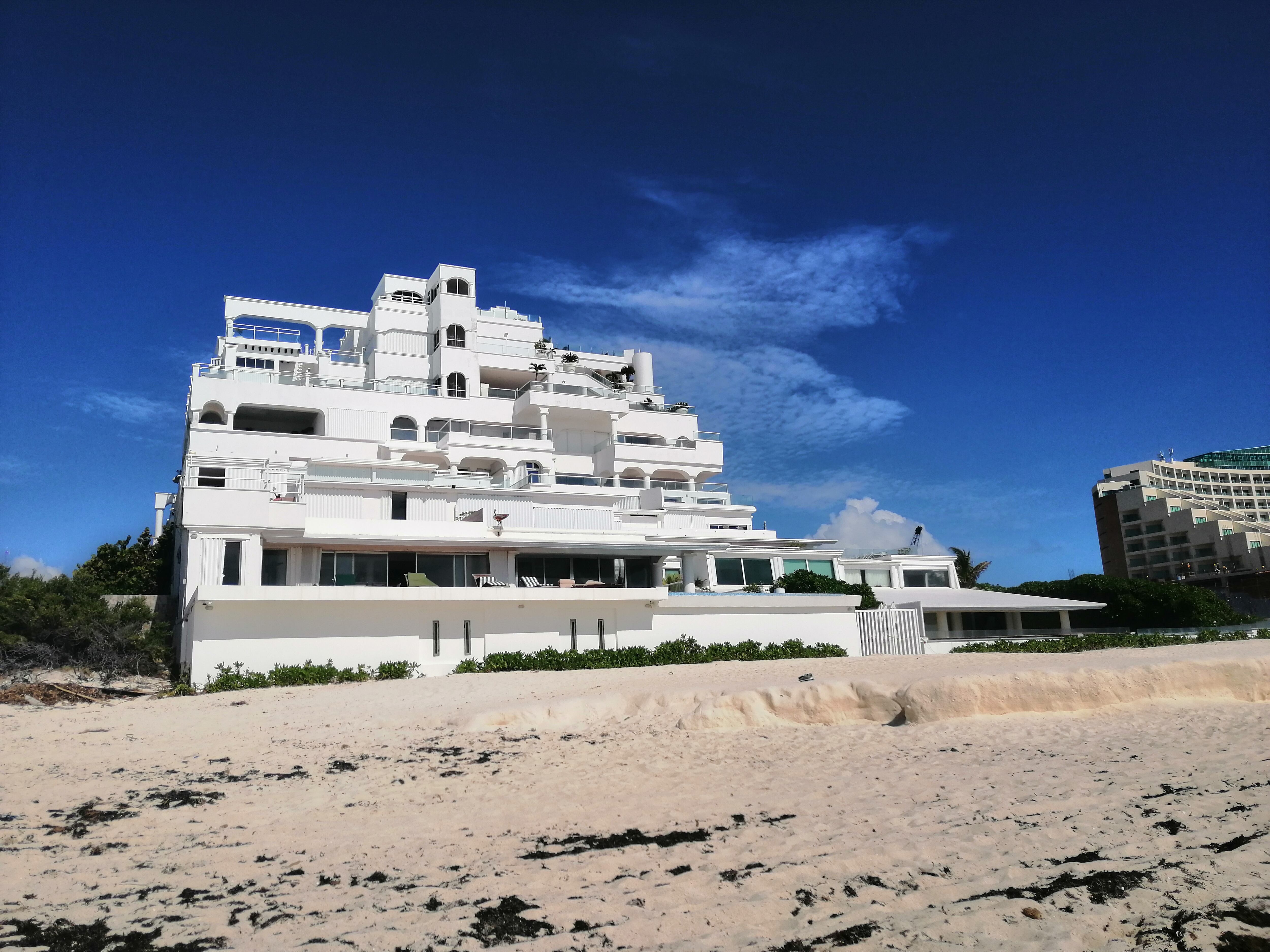 El condominio adquirido en la zona turística de Cancún por Alejandro Romero Durán.