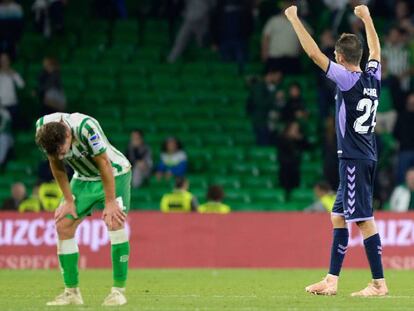 Míchel celebra el triunfo del Valladolid ante un Francis desolado.