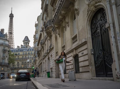 Una mujer camina junto al palacete supuestamente propiedad del expresidente gabonés Ali Bongo en París (Francia) este viernes.