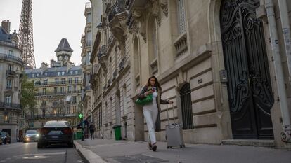 Una mujer camina junto al palacete supuestamente propiedad del expresidente gabonés Ali Bongo en París (Francia) este viernes.