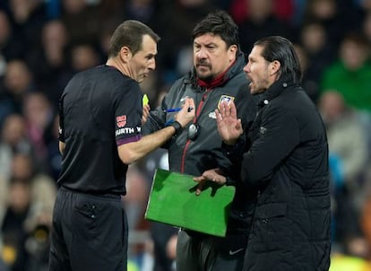 Simeone y Germán Burgos protestan al árbitro Clos Gómez durante el partido de ida en el Bernabéu