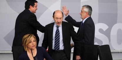 &Oacute;scar L&oacute;pez y Jos&eacute; Antonio Gri&ntilde;&aacute;n se saludan ante Elena Valenciano y Alfredo P&eacute;rez Rubalcaba en la reuni&oacute;n de la direcci&oacute;n socialista. 