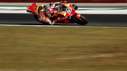 El piloto de MotoGP, Marc Márquez, ayer durante los entrenamientos libres en el circuito Ricardo Tormo de Cheste (Valencia).