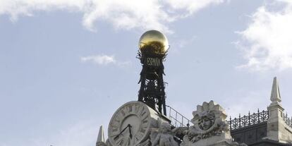 Reloj en la fachada de la sede del Banco de Espa&ntilde;a, en la Plaza de Cibeles en Madrid. 