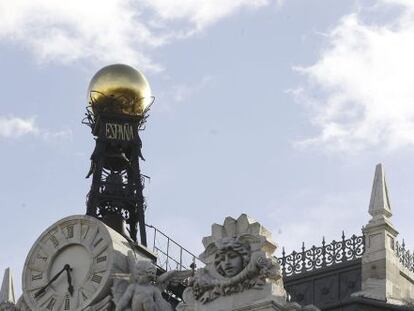 Reloj en la fachada de la sede del Banco de Espa&ntilde;a, en la Plaza de Cibeles en Madrid. 