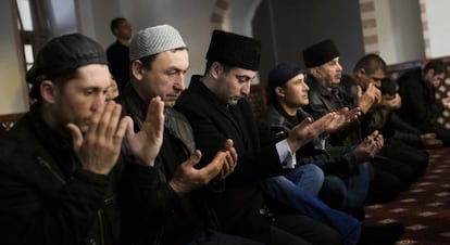 Um grupo de tártaros reza em uma mesquita de Simferopol.