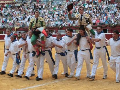 Morante y El Juli salen a hombros de Illumbe durante la pasada Semana Grande donostiarra. 
