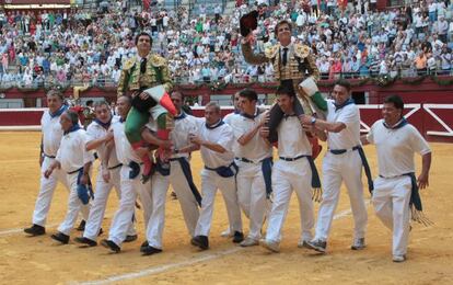 Morante y El Juli salen a hombros de Illumbe durante la pasada Semana Grande donostiarra. 