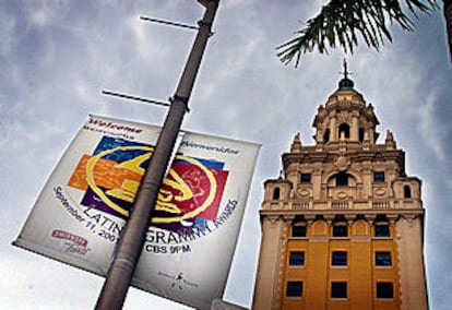 Los carteles todavía anuncian la celebración de la entrega de premios en Miami.