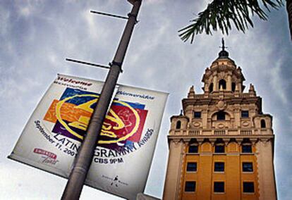 Los carteles todavía anuncian la celebración de la entrega de premios en Miami.