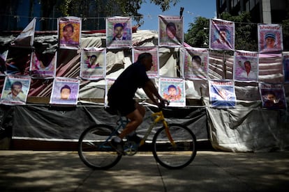 Memorial por los 43 estudiantes de Ayotzinapa desaparecidos