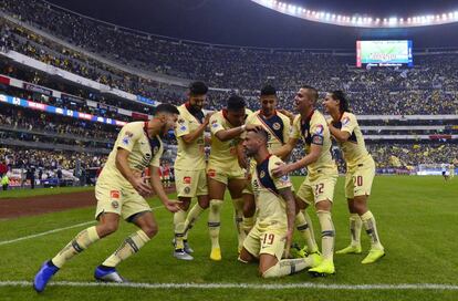 Los jugadores del América tras liquidar a los Pumas 7-2 en el marcador global.