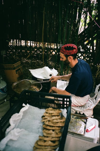 Daniel Soskolne friendo falafel, y preparación de patatas y ensalada harissa para un sándwich tunecino.