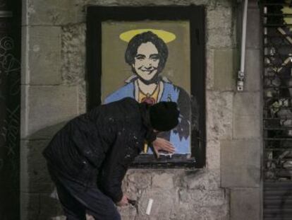 El artista urbano Tvboy vuelve a la polémica colgando, a pocos metros del Ayuntamiento, una obra en la que aparece la alcaldesa vestida de divinidad