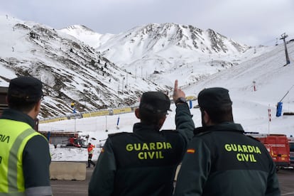 Agentes de la Guardia Civil, este sábado, en la estación de Astún (Huesca).