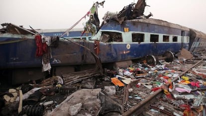 Imagen del tren siniestrado cerca de Pukhrayan, in Kanpur (India).