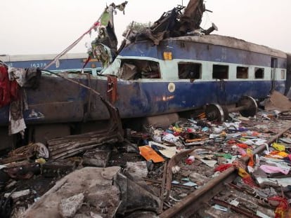 Imagen del tren siniestrado cerca de Pukhrayan, in Kanpur (India).