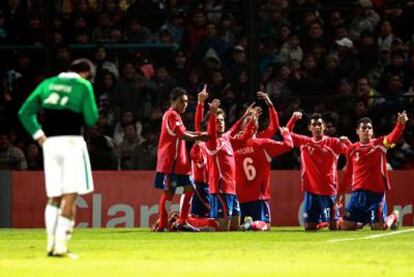 Los jugadores de Costa Rica festejan el gol de Joel Campbell, el segundo ante Bolivia, señalando hacia el cielo en honor al fallecido Denis Marshall