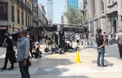 Un equipo de filmación durante el rodaje de una película en las calles del centro de Ciudad de México