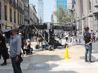 Un equipo de filmación durante el rodaje de una película en las calles del centro de Ciudad de México, en marzo de 2021.