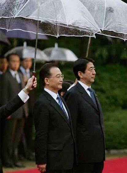 Wen Jiabao (izquierda) y Shinzo Abe, en una ceremonia ayer en Tokio.