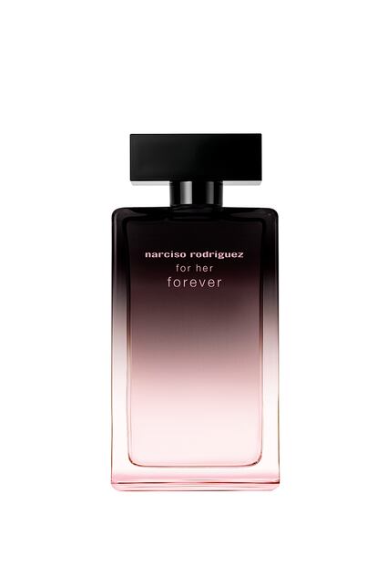 20 años cumple For Her, de Narciso Rodriguez, el superventas que hizo que toda una generación de mujeres se enganchara al almizcle. La casa celebra el hito con el lanzamiento de un nuevo miembro de la familia, For Her Forever, una reinterpretación más luminosa