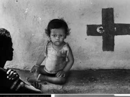 La fotografía <i>Recibiendo tratamiento,</i> de Eveline d'Hanens, muestra a Dhriti de perfil junto a su hija.