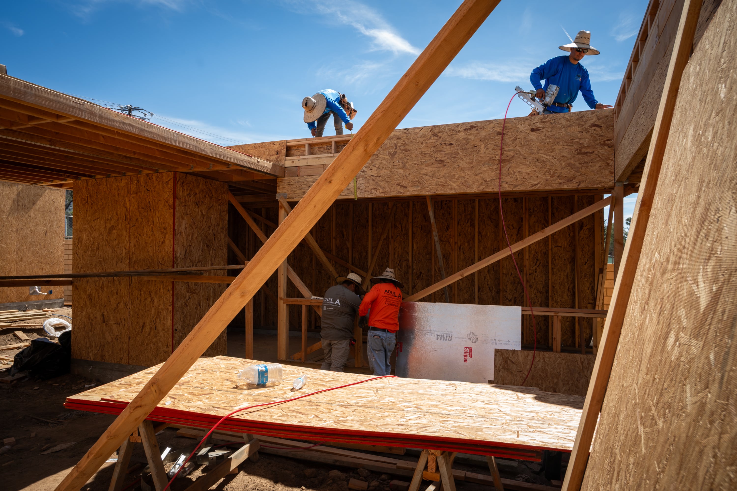 Obra de reconstrucción de una vivienda de Altadena.