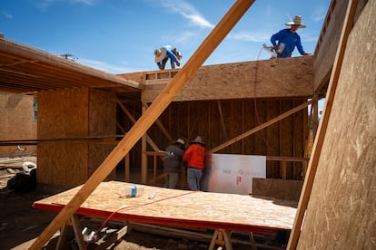 Obra de reconstrucción de una vivienda de Altadena.