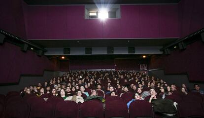 Una sala de cine de Barcelona, llena de espectadores.