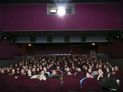 Una sala de cine de Barcelona, llena de espectadores.