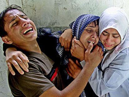 Familiares de dos hermanos palestinos muertos por disparos del Ejército israelí en la banda de Gaza.