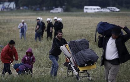 Los refugiados recogen sus pertenencias durante la operación que ha iniciado hoy la policía griega de desalojo del campamento improvisado de Idomeni.