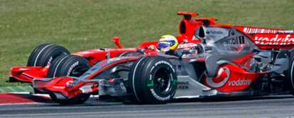 Fernando Alonso intenta adelantar a Felipe Massa, de Ferrari, en la primera curva del Gran Premio de España del pasado mayo.